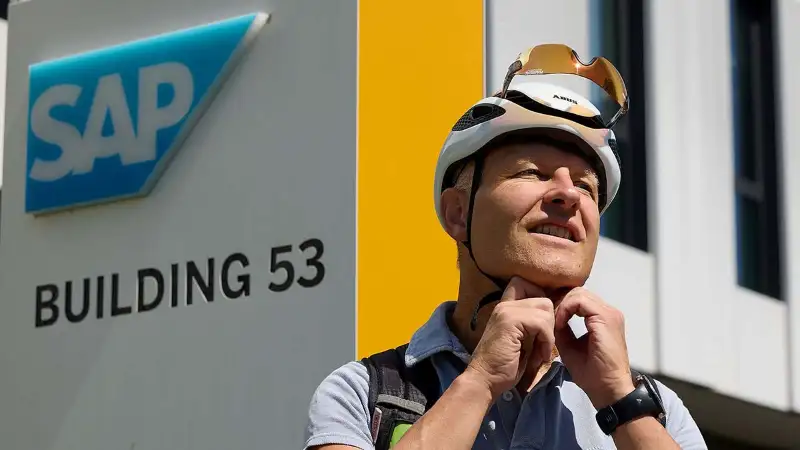 Porträt Frank Erles vor einem Schild mit der Aufschrift "SAP, Building 53" Porträt Frank Erles vor einem Schild mit der Aufschrift "SAP, Building 53"
