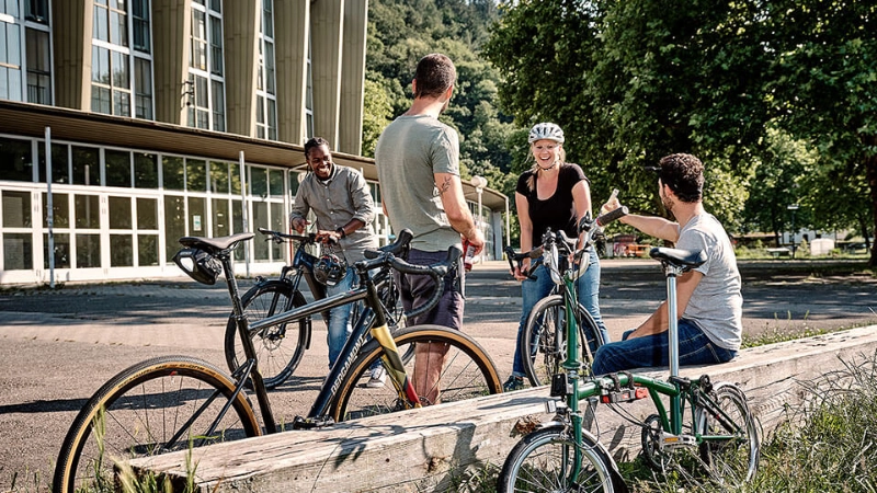 Gruppe diverser Fahrradfahrer Pause Gruppe diverser Fahrradfahrer Pause