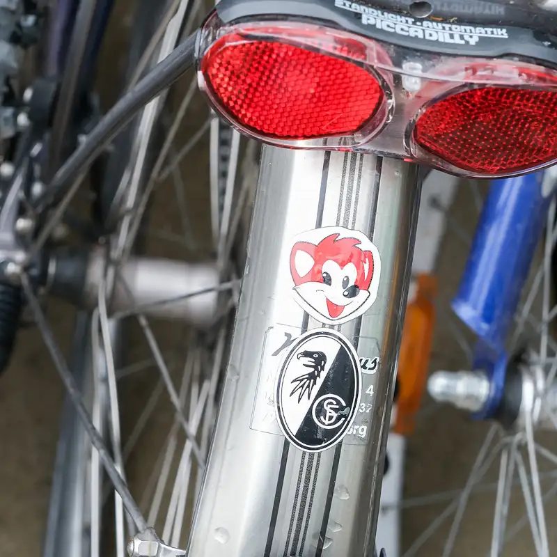 Ein gespendetes Fahrrad mit SC-Freiburg Aufkleber auf dem Schutzblech Ein gespendetes Fahrrad mit SC-Freiburg Aufkleber auf dem Schutzblech