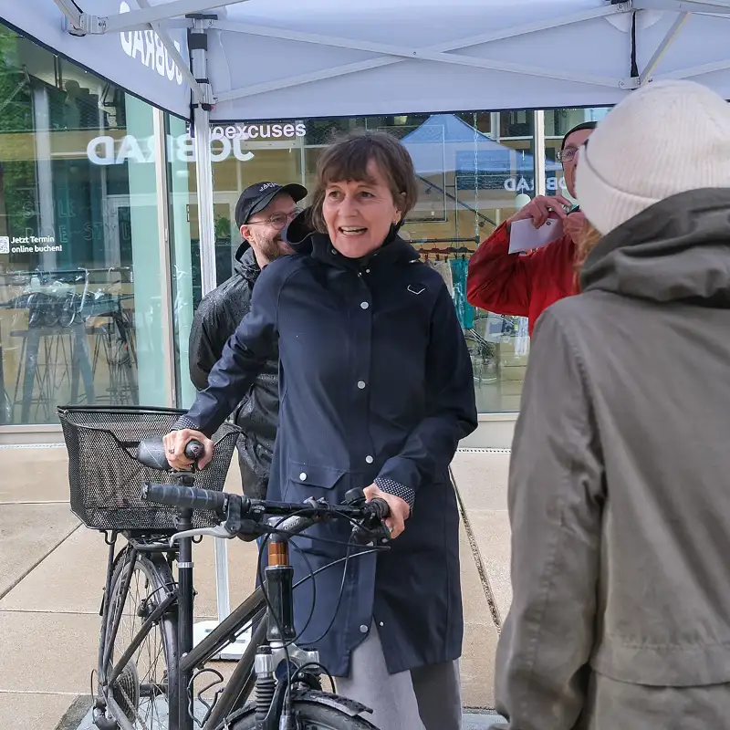 Andrea Kurz spendet ihr altes Fahrrad bei der Fahrradsammelaktion Andrea Kurz spendet ihr altes Fahrrad bei der Fahrradsammelaktion