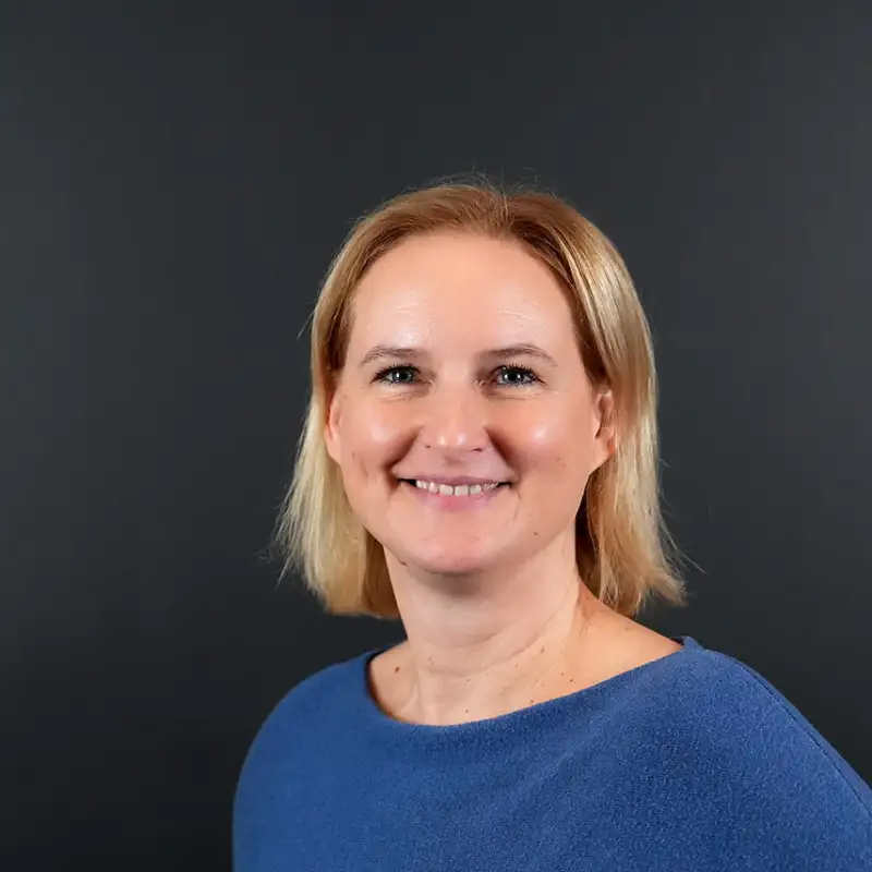 Martina Wardakas, Prokuristin bei BitGrip GmbH, im Portrait Martina Wardakas, Prokuristin bei BitGrip GmbH, im Portrait