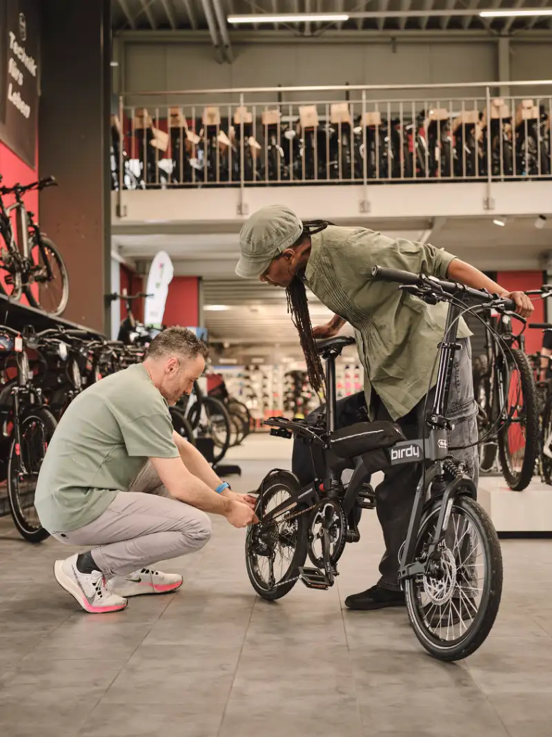 Fachhändler berät Kundin | Fachhandel Werkzeugkasten Fachhändler berät Kundin | Fachhandel Werkzeugkasten