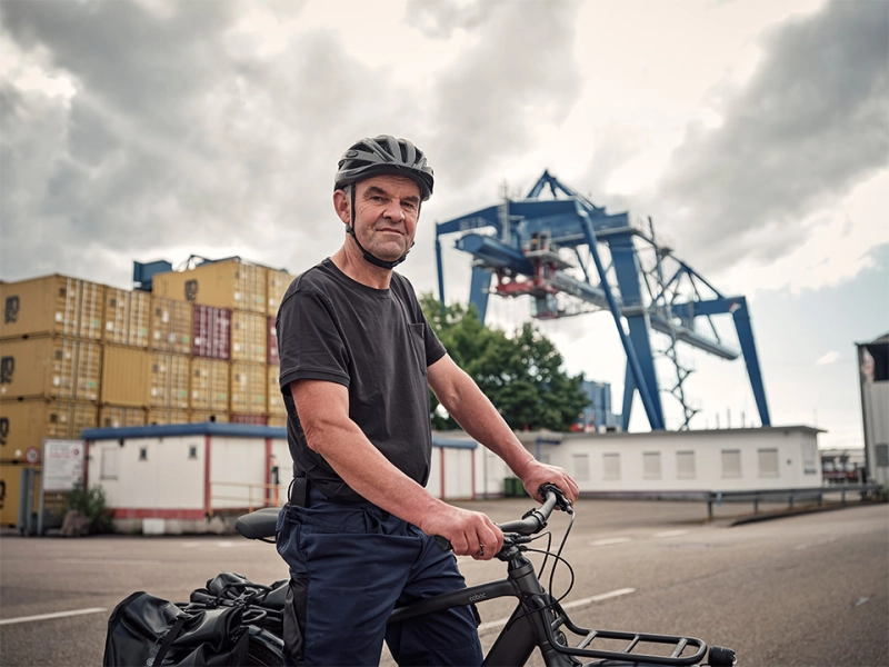 JobRadler vor einem Kran am Güterbahnhof JobRadler vor einem Kran am Güterbahnhof
