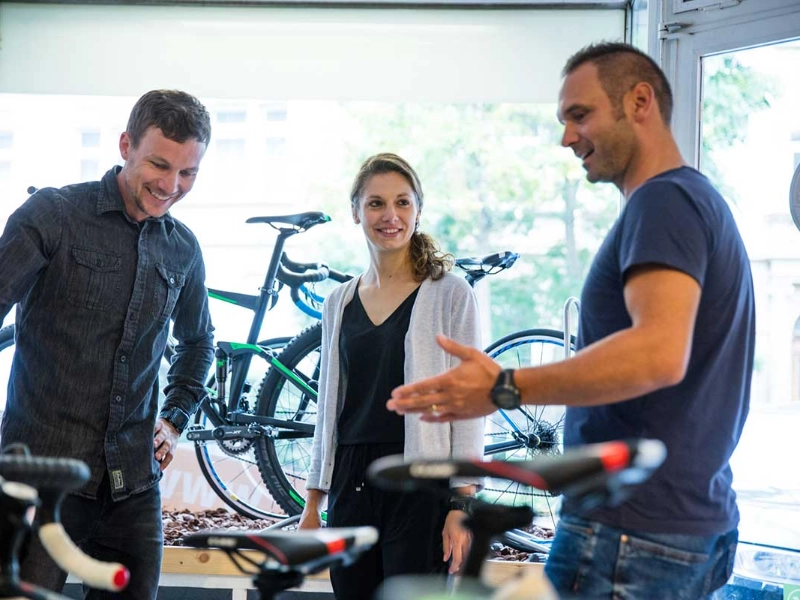 Ein Paar beim Beratungsgespräch beim Fachhändler Ein Paar beim Beratungsgespräch beim Fachhändler