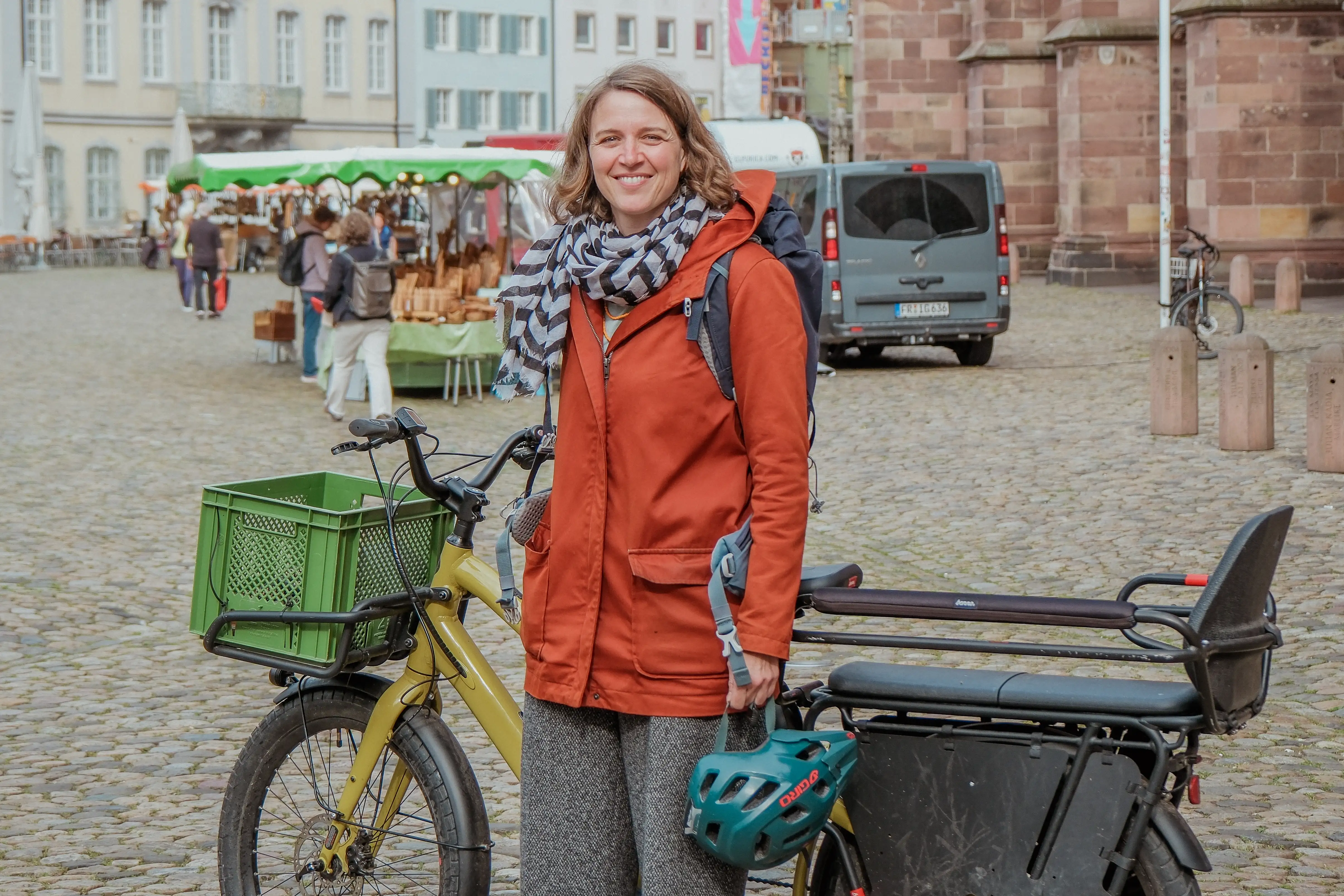 Eva Jerger von der Erzdiözese mit ihrem Lastenrad vor dem Freiburger Münster